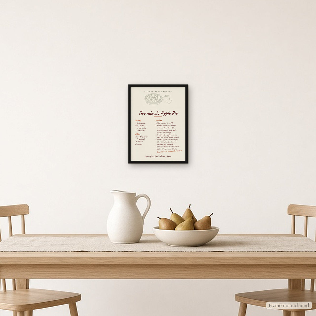 Receptposter med äppelpaj ovanför matbord med kanna och päron