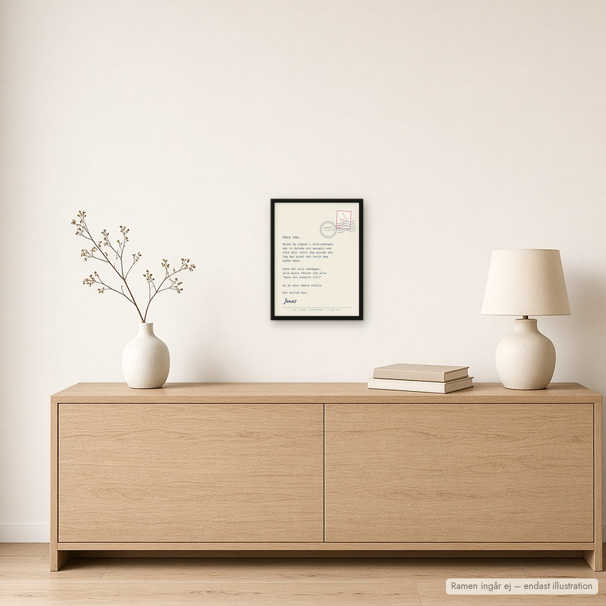 Brevposter i ram ovanför sideboard med bordslampa och vas