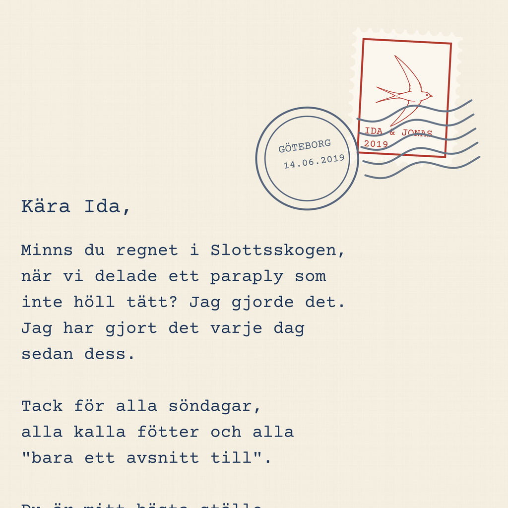 Närbild på brevposter med skrivmaskinstext, frimärke med svala och poststämpel