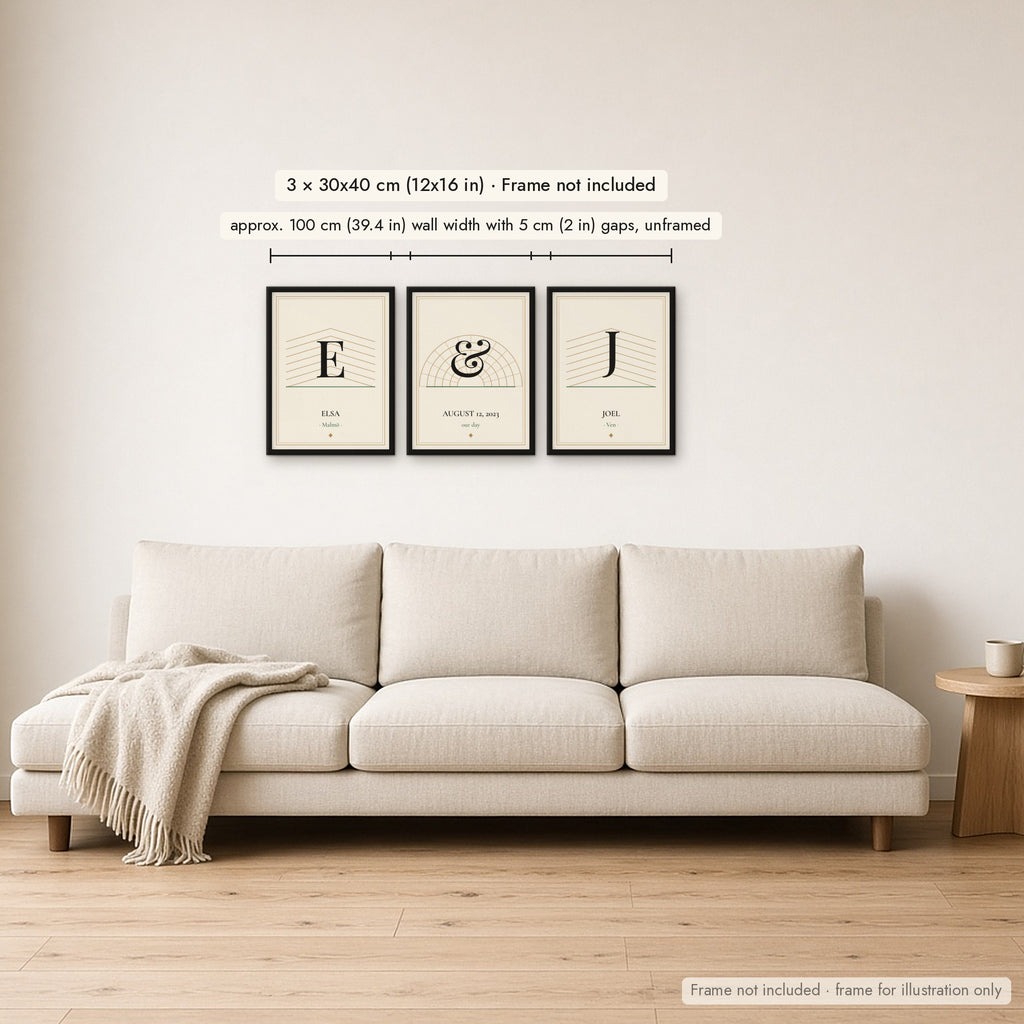 Set med tre initialposters ovanför soffa, med mått angivna